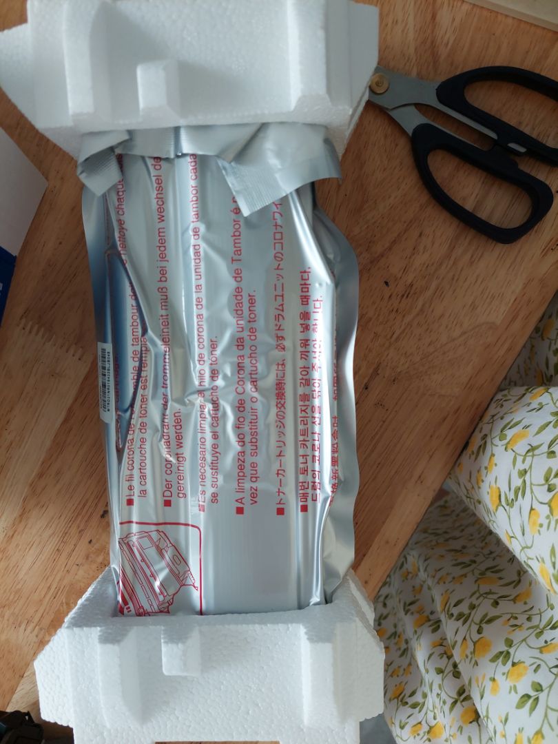 Sản phẩm còn nguyên thùng, nguyên túi, nhà bán đóng gói cẩn thận, giá 405k rẻ hơn các chỗ khác. Lúc trước mình lên công ty máy tính mua, họ cho nhân viên đến nhà thay lấy giá tận 1tr. Giờ mua ở tiki, tiết kiệm rất nhiều, thao tác thay dễ dàng nên ai cũng có thể làm được. Mực in đậm nét, rõ ràng. Giao hàng cận ngày Tết mà vẫn nhanh chóng.