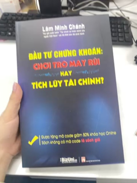 Tiki giao rất nhanh, mình mới đặt buổi sáng nhưng chiều đã nhận được rồi, anh giao hàng cũng rất thân thiện.
Sách in đẹp. Hơi tiếc, giấy này đọc nhanh mỏi mắt, quan điểm cá nhân của mình thôi.
Nội dung sách mình thấy rất hay và dễ hiểu, có công thức tính và ví dụ thực tiễn. Đọc cuốn sách này mình học được rất nhiều kiến thức giá trị và có thể áp dụng luôn. Thật sự rất phù hợp cho những người mới và đang muốn tìm hiểu đầu tư như mình. Rất cảm ơn Tác Giả ạ