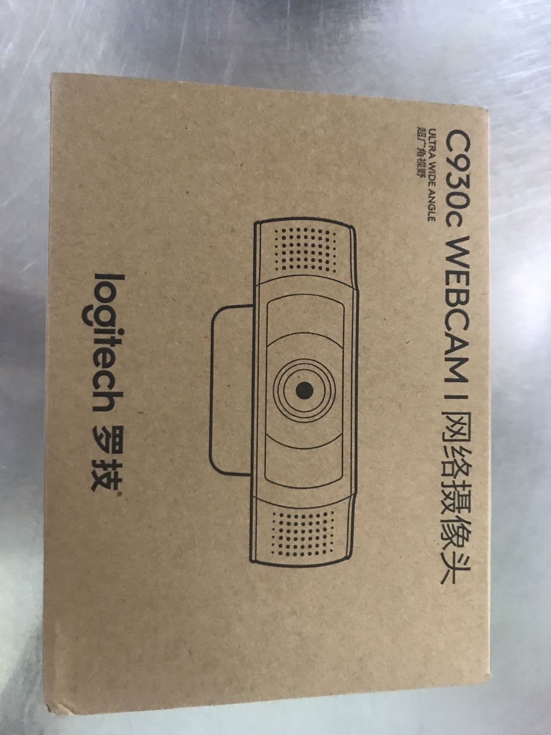 Sản phẩm đóng gói cẩn thận với thu âm tốt. Tuy nhiên so với loại c920 Pro thì máy không có bán kèm theo chân tripod + không thấy hỗ trợ app Logi Capture.