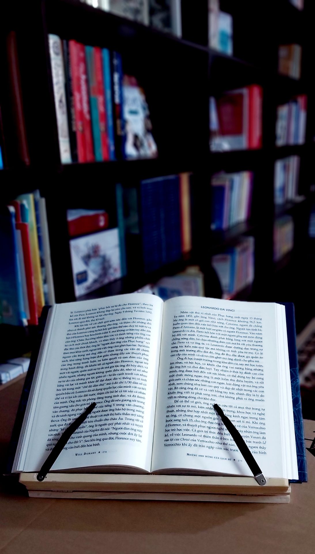 Những anh hùng của lịch sử là một tác phẩm cho thấy rất rõ quan điểm của Durant về việc sử gia phải đồng thời là một triết gia. Ông nỗ lực nghiên cứu, nghiền ngẫm để truy tìm những viễn tượng triết học chứa đựng trong các sự kiện lịch sử, từ các vấn đề tôn giáo, chính trị tới xã hội, chẳng hạn như đấu tranh giai cấp và thậm chí cả cuộc tranh cãi có tính thời sự hơn, về tính khả dĩ của việc để người *** làm việc trong quân đội. Ông không hướng tới tạo dựng một thứ gọi là “lịch sử toàn bộ ”, không biến cuốn sách thành bộ sưu tập ngày tháng hay bản tóm lược những điểm quan trọng nhất trong loạt sách kiệt tác trước đó (Câu chuyện của các nền văn minh). Ông kích thích độc giả hứng thú theo đuổi những “hình tượng anh hùng” mà họ cảm thấy thuyết phục nhất. Bởi vậy, trong cuốn sách này, bạn đọc sẽ gặp rất nhiều kiểu hình tượng anh hùng, anh hùng trên chiến trường, anh hùng chính trị, anh hùng văn hóa - nghệ thuật, anh hùng triết học và tôn giáo v.v. Qua ngôn từ đầy sức cuốn hút của ông, chúng ta có thể thấy những tầm vóc của triết học, những bài học về di sản được truyền lại vì sự khai trí và lợi ích của các thế hệ tương lai, cũng như có thể hé nhìn vào “một thành phố trên thiên giới ”, “đất nước của tâm trí” với một tầm nhìn vĩ đại, cao quý, bao dung, trí huệ, đầy tình yêu.
Dịch vụ của Tiki rất tốt, giao hàng nhanh và tiện lợi cho KH. Like & Thanks!