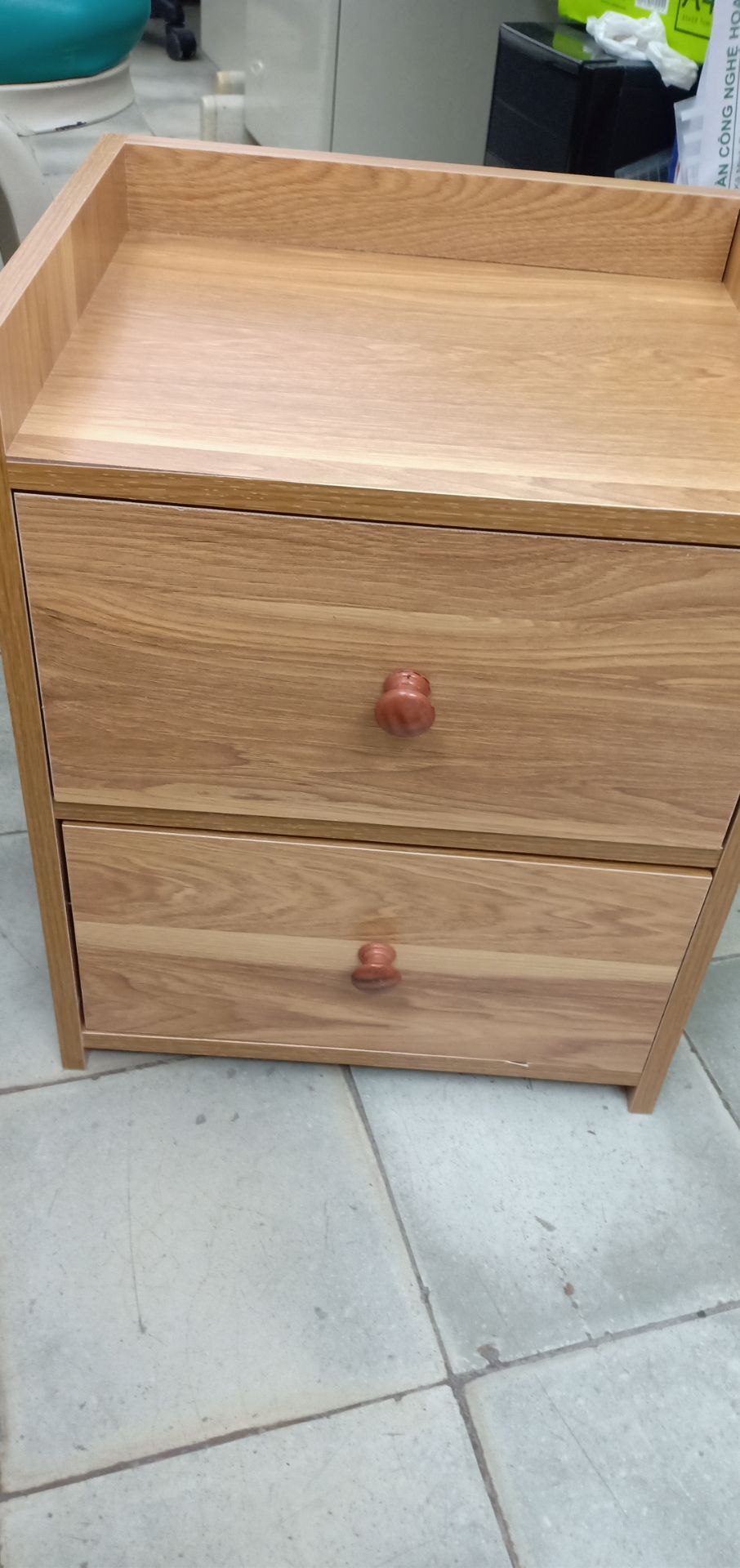 núm của ngăn kéo ko đúng ốc bắt vít nên rất lỏng lẻo, mặt sau ko có tấm chắn kín tủ. để đồ chắc chui ra đằng sau hết. giống kiểu đồ chơi lắp ghép cho trẻ chơi thì chuẩn hơn tủ đầu giường đựng đồ. cảm thấy thất vọng...