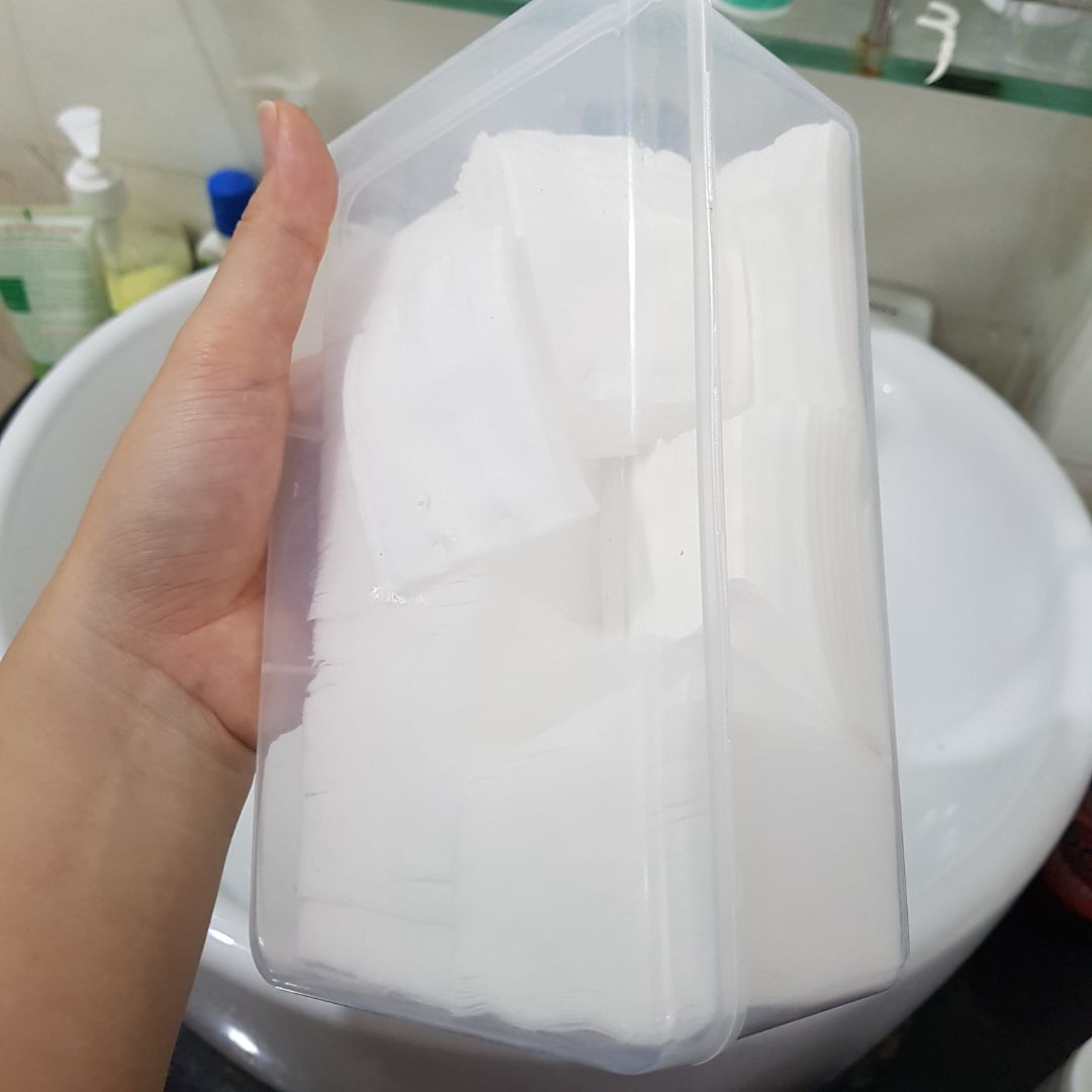 So với mặt bằng chung thì chất lượng và giá thành bông tẩy trang miniso cực kỳ tốt. mình xài thay khăn mặt nên mua nhiều r bỏ hộp cho dễ lấy (hộp cũng là 1 loại khác của miniso).
