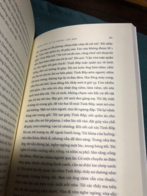 Chấy giấy rất đẹp, mượt, in màu, bìa rời do cách thiết kế nên khi nhìn sơ tưởng là sách bị bẩn nhưng thực tế không phải.
Nội dung thì không cần bàn tới, đọc là sẽ biết. Sách giao nhanh, nhưng tiếc cuốn này không có bookmark.