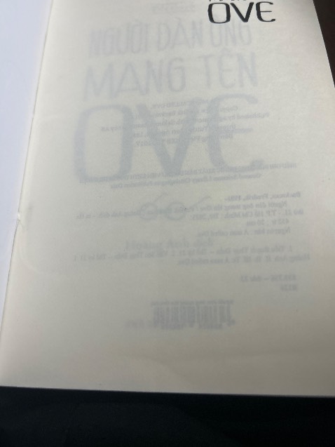 sách giao về nhưng nhìn như sách cũ, có bị nhăn nhẹ ở nhiều trang và ở bìa, có xước ở bìa