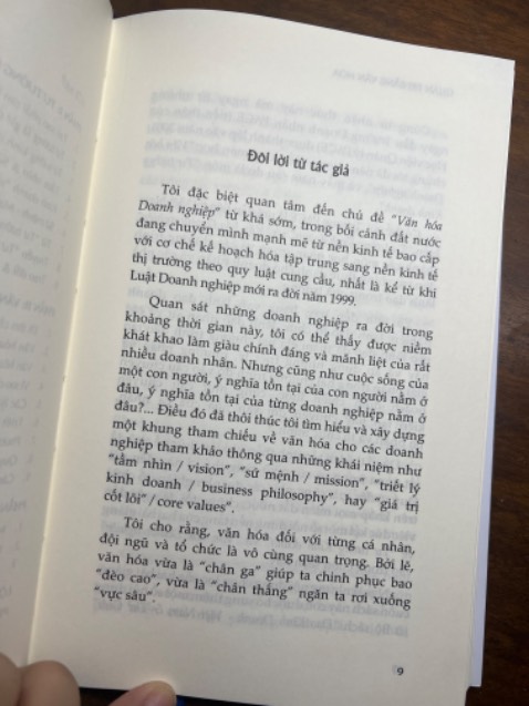 Mình đã đọc 1 số bài báo về tác giả Giản Tư Trung và nay tìm đọc sách của ông. Nội dung dễ hiệu với nhiều ví dụ rất thực tế mô hình tại các DN Việt Nam hiện nay để tham chiếu so sánh. "Văn hoá" nền tảng theo mình hiểu là phẩm chất và nhân cách thực sự là một vấn đề rất khó để thực hiện nhưng lại là 1 trong các mục tiêu cốt lõi khi hướng tới trở thành Công dân toàn cầu. Nội dung cuốn này cũng đã tổng hợp từ 1 số nd sách như "7 thói quen hiệu quả" và "the speed of trust"