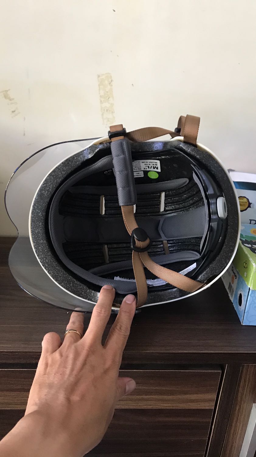 Chất liệu tốt, mẫu mã đẹp. Có kính chắn bụi an toàn. Dây đeo chắc chắn. Giá tiền hợp lý.