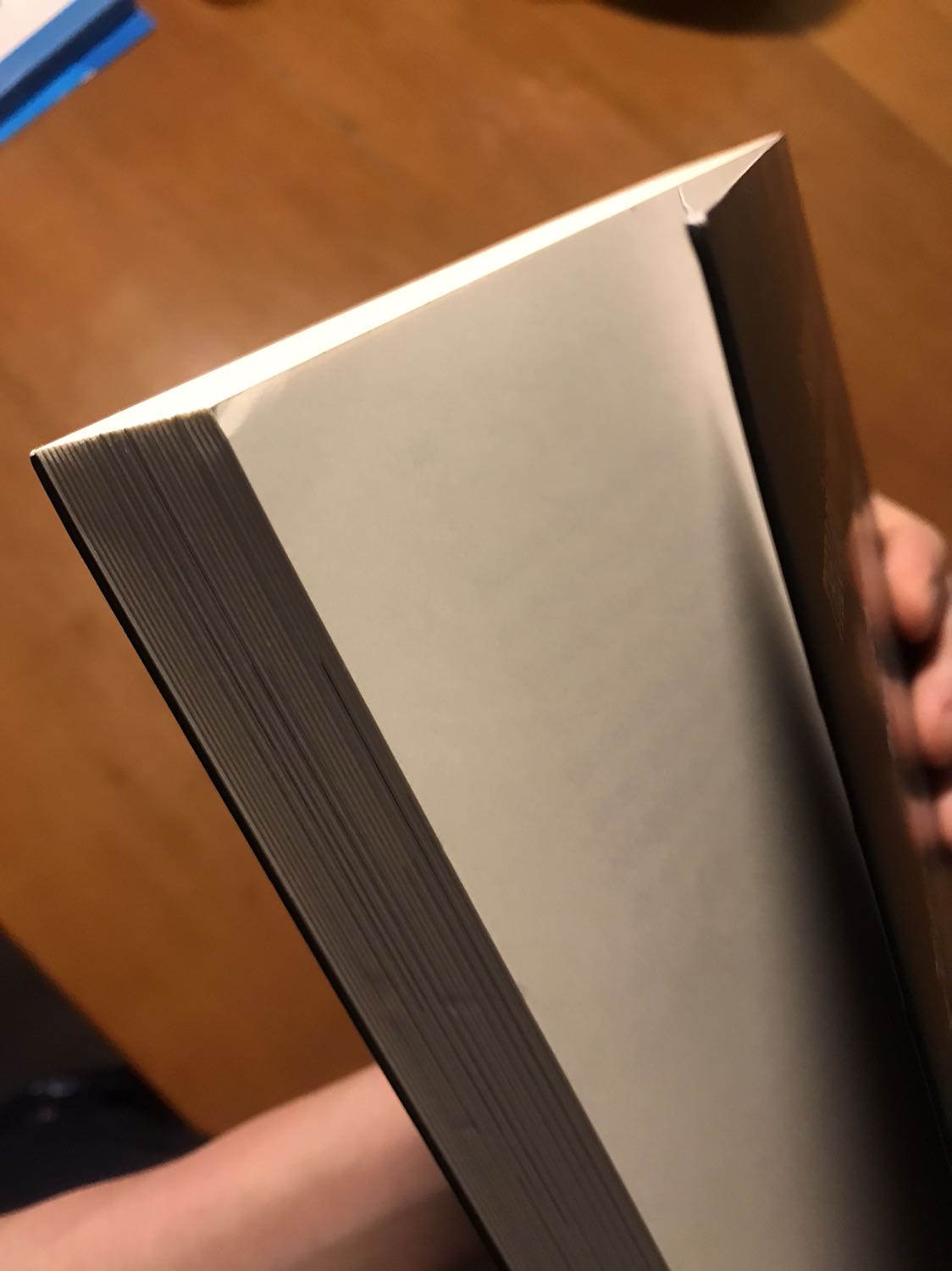 lúc mình gọi điện ra nhận hàng. xong thì thấy cái hộp như vầy. gói hàng quá kém. gần như rơi sách tuột luôn ra ngoài hộp. mình ko thể hiểu tại sao lại gói hàng như vậy. sách bị va đập vặn vẹo rất khiếp. nhìn gáy sách và giấy bị méo xẹo muốn tức cả não. ko hiểu sao nó ko rách hẳn rơi ta luôn đi và lại dính bám vào như vậy. trời ơi, sách mới xb thôi mà lại giao như này. tôi yêu cầu tiki đổi lại cho tôi quyển sách khác. #noikhongvoisachloi