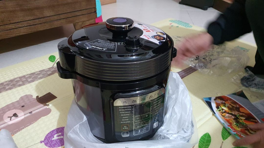 Nồi đẹp, chắc chắn, dùng rất thích. Mình được tặng kèm máy vắt nước cam rất ổn. Tiki giao hàng nhanh nhiệt tình.
Nhưng mình không tìm thấy phiếu bảo hành hay tem dán gì trên sản phẩm để đăng ký bảo hành, nhờ shop thông tin giải đáp giúp