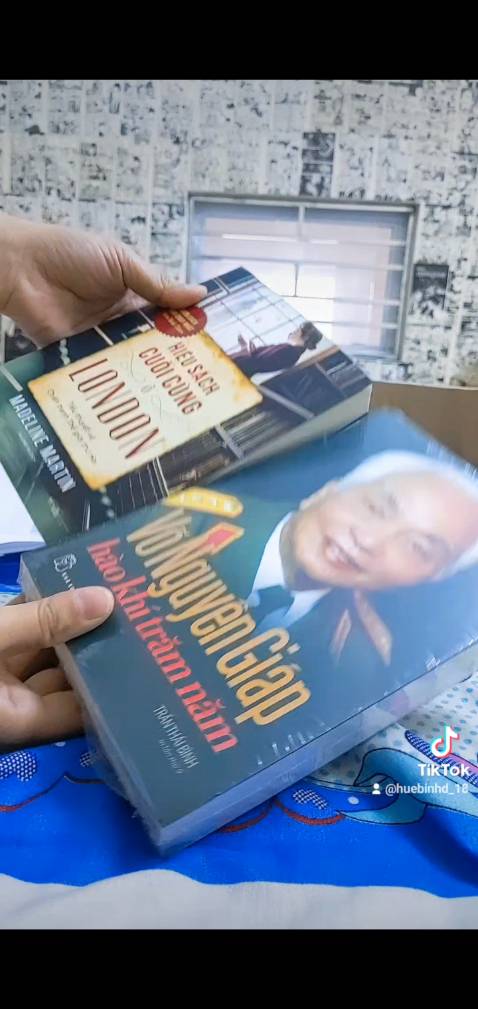 In bìa đẹp, còn mới, chất lượng giấy OK, mua sale nên hài lòng về sản phẩm, có bọc thêm giấy nên vận chuyển ko bị hư hỏng gì.