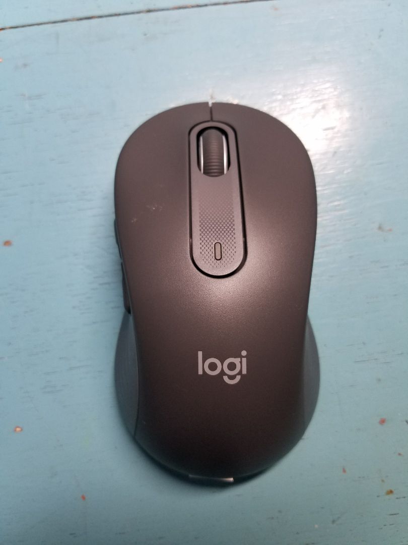 Chuột bấm êm tay. Có kết nối Bluetooth nên không lo thất lạc cục bolt. Size chuột lớn nên cầm rê k bị mỏi cổ tay. 
Số S/N của trong chuột và trên nhãn lại khác nhau?? 
Miếng lót dưới chuột không mới như mình tưởng. Dấu hiệu đã di chuột nhiều.