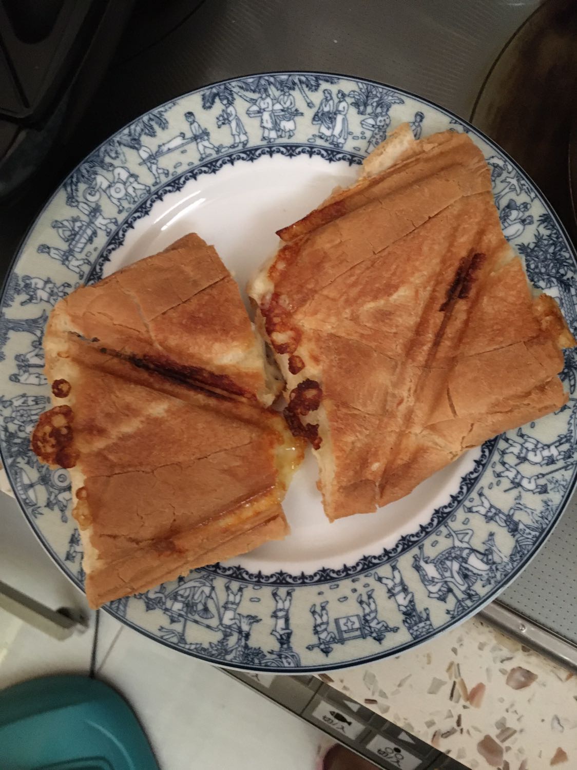 Hành đẹp như mong đợi. Mình dùng máy này 1 lần rồi nhưng làm rơi vỡ nên mua lại.
Thành phẩm ngon, giòn vỏ (bánh mì vuông sẽ đẹp hơn).
Đèn báo chín hoạt động tốt. Ưng 
Giao hàng hơi lâu xíu (hơn tuần) nhưng có thông báo hẹn trễ 🥰