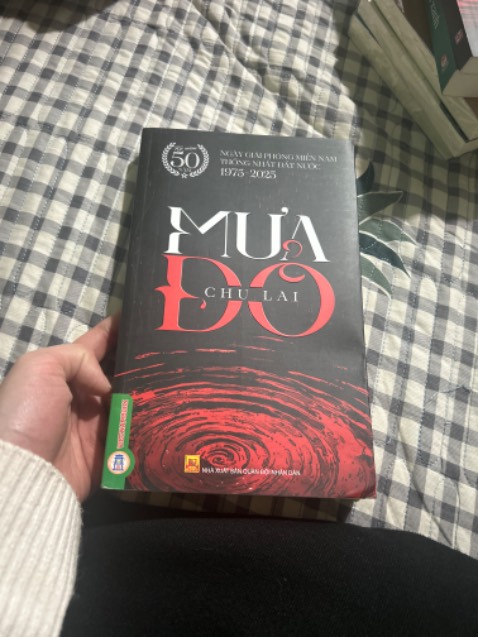 Sách bìa kỷ niệm 50 năm thống nhất đất nước rất đẹp ạ. Nhưng k có chống sốc nên trong quá trình vận chuyển sách bị cong với gãy một xíu