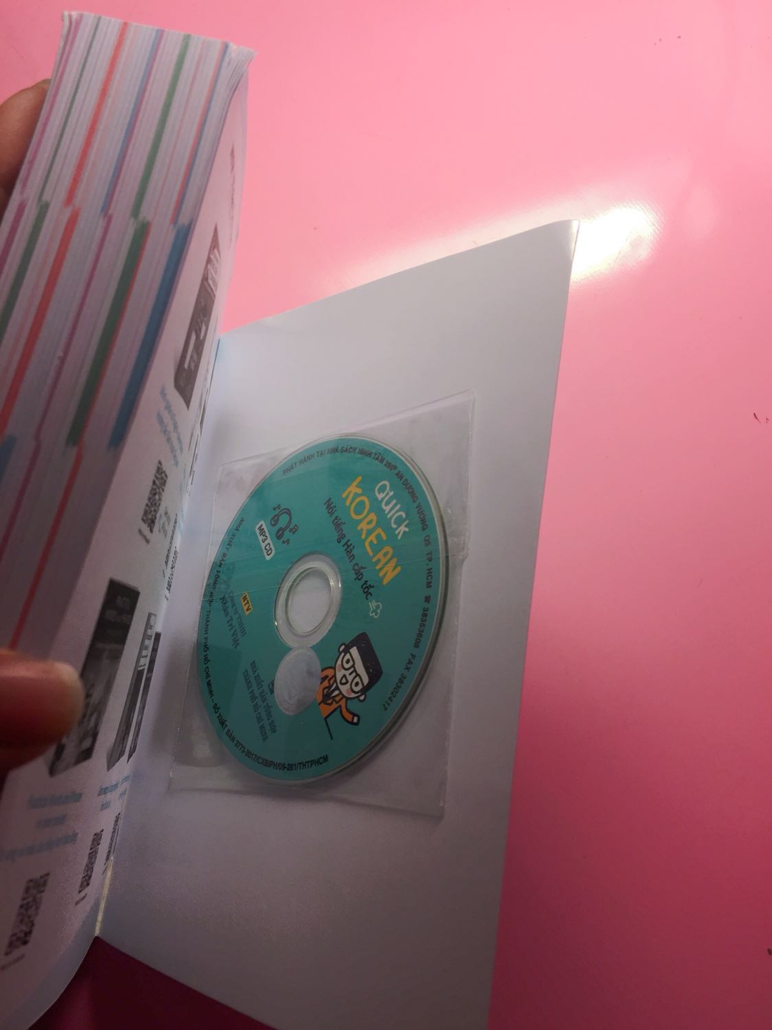 Giao hàng nhanh. Sách đẹp. Gói hàng rất cẩn thận. Mình rất hài lòng. Kèm quà tặng rất dễ thương ☺️thái độ của shipper hơi khó chịu. 158k nhưng lại thu 160k. Một chút tiền vậy không quan trọng nhưng thái độ thì không hài lòng chút nào