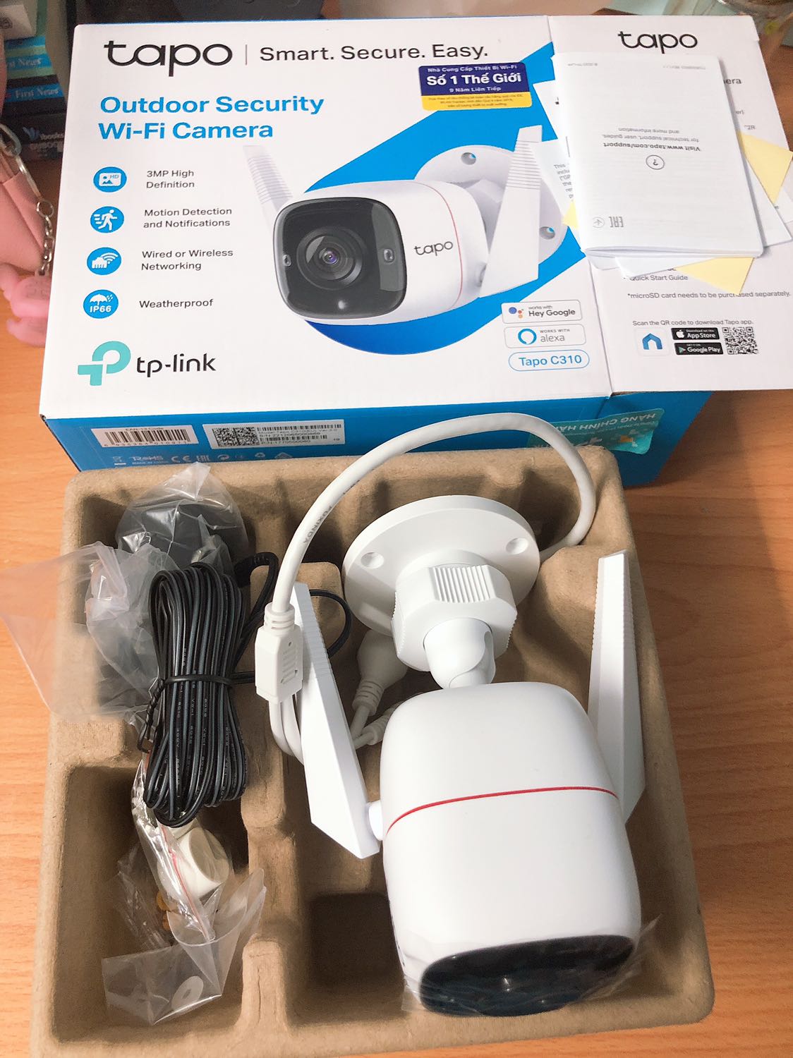 Bữa mình mua con Tapo C200 để trong nhà sài rất ok ủng hộ thêm con C310 hỗ trợ ở ngoài trời mình gắn thêm ở ngoài sân canh nhà với tầm giá này mà hỗ trợ hình ảnh 3MP siêu nét mấy nhãn khác minh co tung su dung thi hình ảnh chỉ hỗ trợ tới 2MP thôi.
Còn mình thấy nhãn báo hỗ trợ hình ảnh ban đêm siêu nét tới 30m để mình sử dụng thử rồi phản hồi tiếp