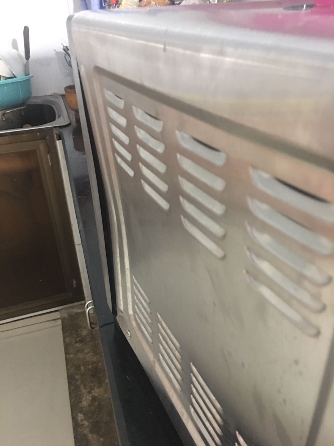 Mình nhận hàng ngày 3/4, đèn lò lúc sáng lúc không, thanh nhiệt trên và dưới lúc nóng lúc không. Phải chờ tới 16/4 để nhân viên tiki tới lấy lò đem đi bảo hành. Sau hơn 1 tháng chờ đợi, ngày 22/5 nhận được lò từ bên tiki với tình trạng hai bên thành lò nướng bị móp méo biến dạng. Lên hệ tổng đài thì tiki từ chối chịu tránh nhiệm. Mình thường xuyên mua hàng của tiki trading, từ điện thoại tới đồ dùng gia đình, quần áo, mỹ phẩm nhưng đây là lần đầu tiên tiki khiến mình cực kì cực kì thất vọng. Mong tiki giải đáp giúp mình !!!