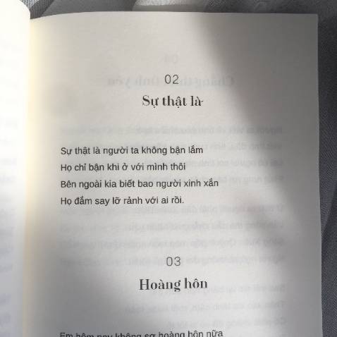Eo ôi sách xinh ngoài mong đợi mọi người ơi. Ship tiki đặt hôm nay mà hôm sau đã nhận được rồi. Thơ đọc hay lắm, tác giả trẻ mà viết câu nào cũng chứa chan cảm xúc. Đọc xong xúc động muốn khóc luôn ạ. Nên mua nha mọi người