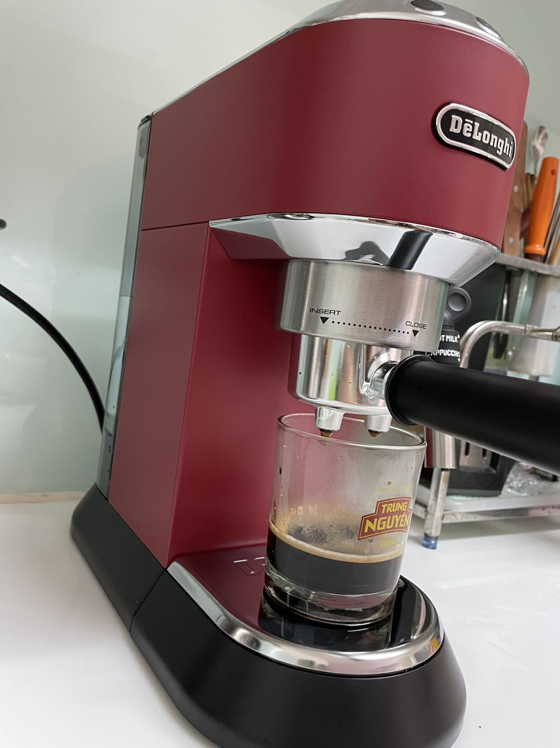 Máy kêu hơi to, cà phê dùng để pha máy dễ bị nghẹt phin,đành phải dùng loai xay như pha phin. Nhìn chung đáp ứng được nhu cầu uống cf mỗi ngày