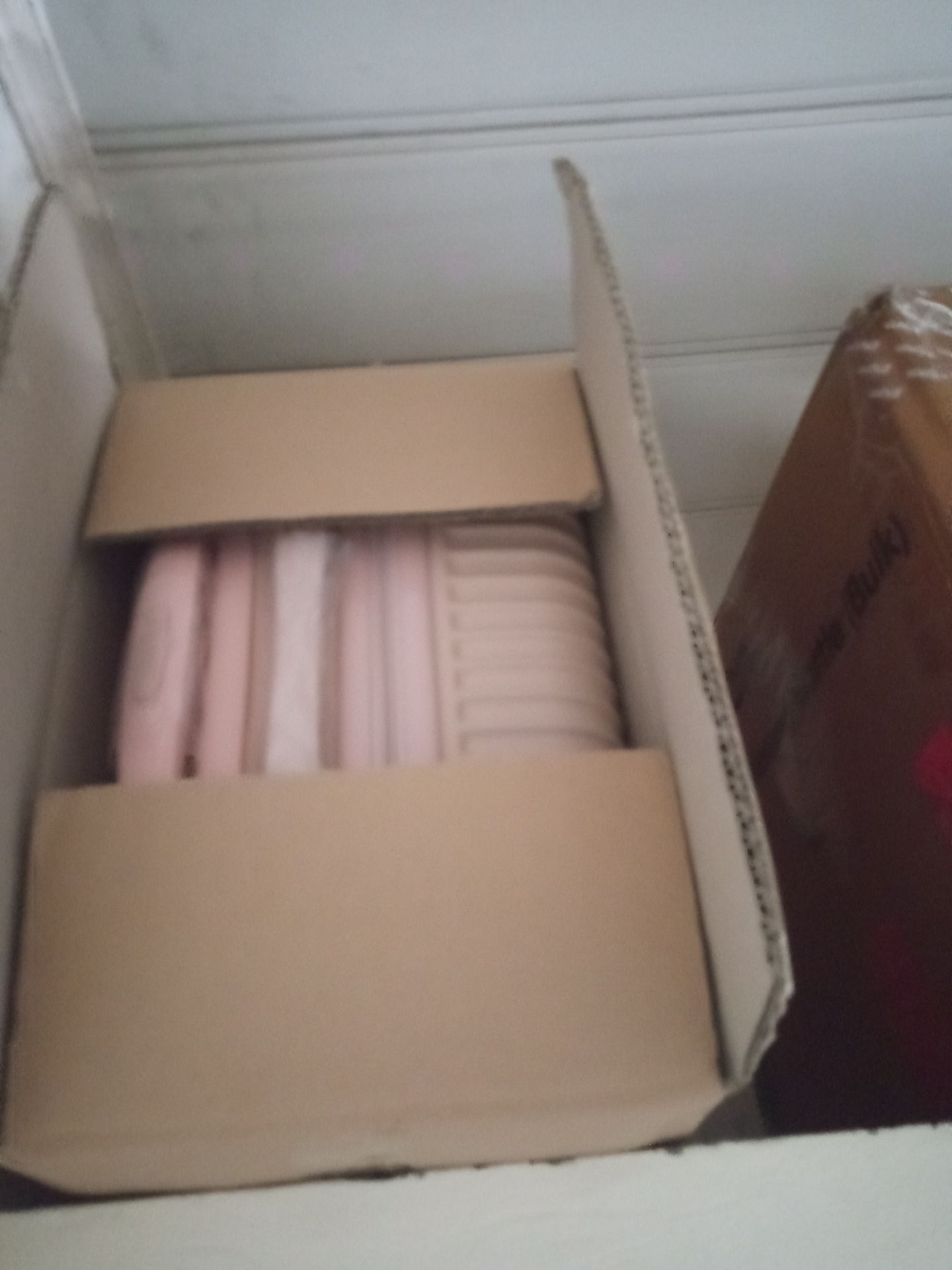 vali dùng xong rồi cất lên gác ngại lô xuống chụp. mua có tiki now ship rất nhanh rất tiện khi cần đồ gấp, vali màu đẹp có tem mác hẳn hoi mình dùng 1 đợt du lịch rồi thấy khá oke có tay kéo hơi bị khó kéo lên kéo xuống