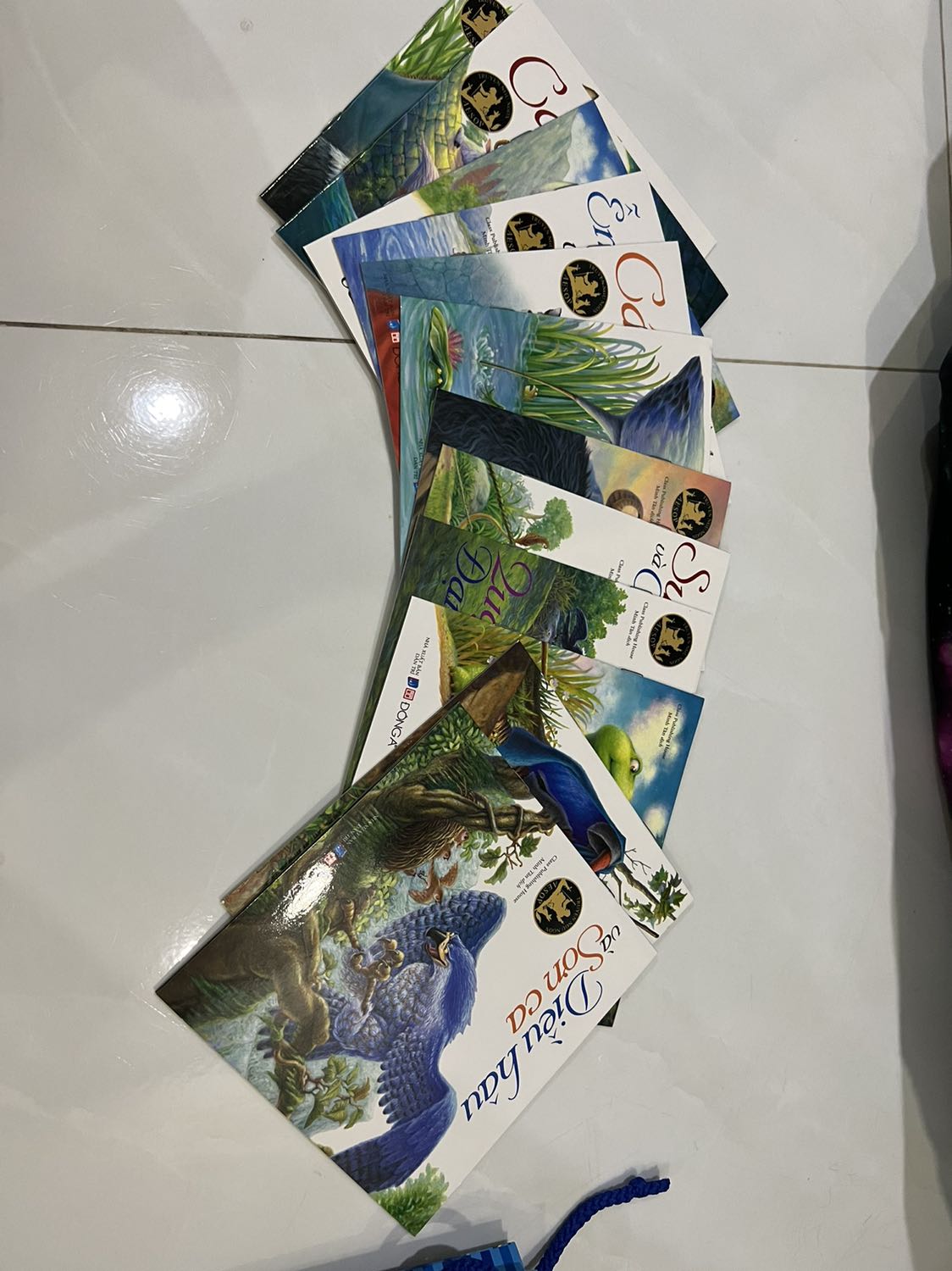 Đóng gói cẩn thận, còn seal, sách hình vẽ bên ngoài hơi dữ và gian ác, bên trong chữ in đẹp, dễ đọc. Câu chuyện ngắn gọn, súc tích và có bài học dễ hiểu cho các bé 👍