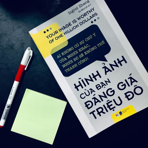 Cuốn sách hay và ý nghĩa trong việc định hình phong cách cá nhân, các cách kết hợp trang phục phù hợp trong từng bối cảnh cụ thể giúp bạn có thể dễ dàng hoà nhập đồng thời trang phục phù hợp còn giúp bạn thêm tự tin khi giao tiếp thể hiện được sự tôn trọng đối với bản thân và đối tác, ngoài ra trang phục của các tỷ phú của những người có phong cách đặc biệt là một ngoại lệ vì bản thân họ đã là một hình tượng thành công nên trang phục khi đó là định hình phong cách cá nhân riêng của họ. Cuốn sách giúp tôi hiểu thêm về ý nghĩa của trang phục của hình tượng cá nhân trong từng bối cảnh, lựa chọn trang phục phù hợp sẽ giúp bạn dễ dàng thu hút ánh nhìn tạo thiện cảm cho người đối diện và thể hiện một phần tính cách, kinh nghiệm, kỹ năng, sở thích, trình độ … “ tốt gỗ hơn tốt nước sơn “ nhưng thời đại thay đổi “ nước sơn phải tốt thì mới có hứng thú tìm hiểu những thứ tốt đẹp bên trong “ cái nhìn đầu tiên, thiện cảm đầu tiên, sự đánh giá đầu tiên sẽ hình thành cách phản ứng và cư xử của người đối diện với bạn trong cả hiện tại và sau này
Cảm ơn nhà sách đóng gói cản thận, giao hàng nhanh chóng, chữ in rõ ràng