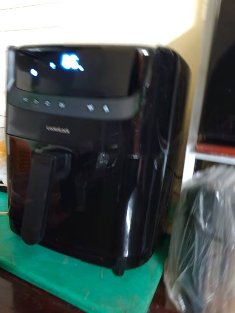 Về sử dụng: nồi lớn, có thể hấp rất nhiều thức ăn. Dễ dùng, mình mới *** hấp thức ăn nên thấy hấp nhanh, tiện lợi
Về hình thức: nồi chiên đẹp, mình thích màu trắng nhưng nồi đen trông khá ổn. Chắc chắn, to hơn mìn tưởng tượng chút.
Điểm yếu: nồi có 1 khe nhỏ thoát khí phía sau.  Nồi chiên không dầu thường ko có. Mình ko rõ có ảnh hưởng gì lúc đun nấu không nhưng khe thoát khí sẽ hơi nguy hiểm cho trẻ em + làm ẩm tường. Về sử dụng: nồi lớn, có thể hấp rất nhiều thức ăn. Dễ dùng, mình mới *** hấp thức ăn nên thấy hấp nhanh, tiện lợi
Về hình thức: nồi chiên đẹp, mình thích màu trắng nhưng nồi đen trông khá ổn. Chắc chắn, to hơn mìn tưởng tượng chút.
Điểm yếu: nồi có 1 khe nhỏ thoát khí phía sau.  Nồi chiên không dầu thường ko có. Mình ko rõ có ảnh hưởng gì lúc đun nấu không nhưng khe thoát khí sẽ hơi nguy hiểm cho trẻ em + làm ẩm tường.