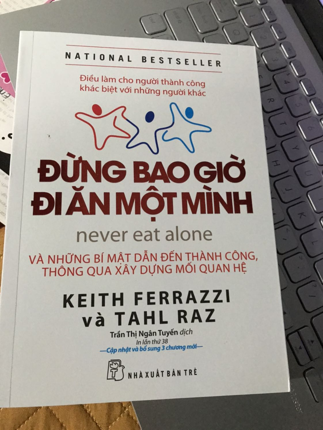 Quyển này cũng có nhiều đánh giá rồi 
Nên mình đánh giá chất lượng bên ngoài nhé
Sách đến tay không hư hại gì
 Chất lượng Giấy tốt, dễ đọc
Tuy giao chậm 2 ngày nhưng mình rất hài lòng