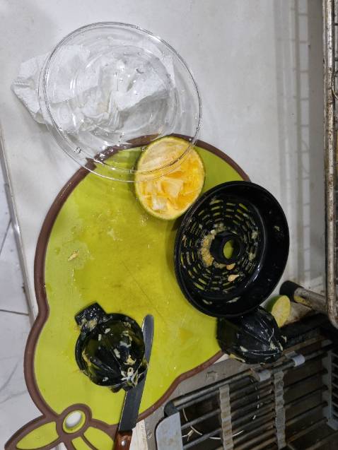 Ui chao nhỏ gọn nhẹ xinh rẻ mà có võ nha. Vắt kiệt nhờ đảo chiều. Nhẹ mà chắc chắn. Đủ phụ kiện, thích có nắp đậy, có bình chứa 700ml là đủ 2 cốc nước cam đầy!. Kết là được kèm 2 núm vắt cam cho loại cam to và nhỏ. Máy còn chạy siêu êm, độ ồn rất thấp. Chả bù trước mình dùng máy Caso  xách tay từ Đức, giá tầm 1,2 triệu mà máy đó nặng, cồng kềnh, vắt ồn 😅.