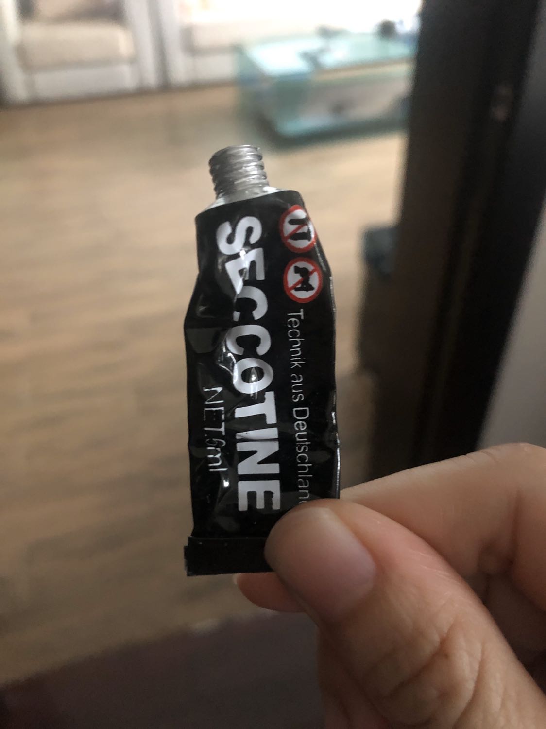 Kệ bằng inox cứng cáp chắc chắn nhưng hộp keo thì không còn miếng nào dù còn nguyên seal. Tuy nhiên sau lưng kệ có sẵn mấy miếng keo xốp, hy vọng sẽ dính chắc lâu. Chưa dùng thử nên không biết có thể để được nhiều đồ nặng không