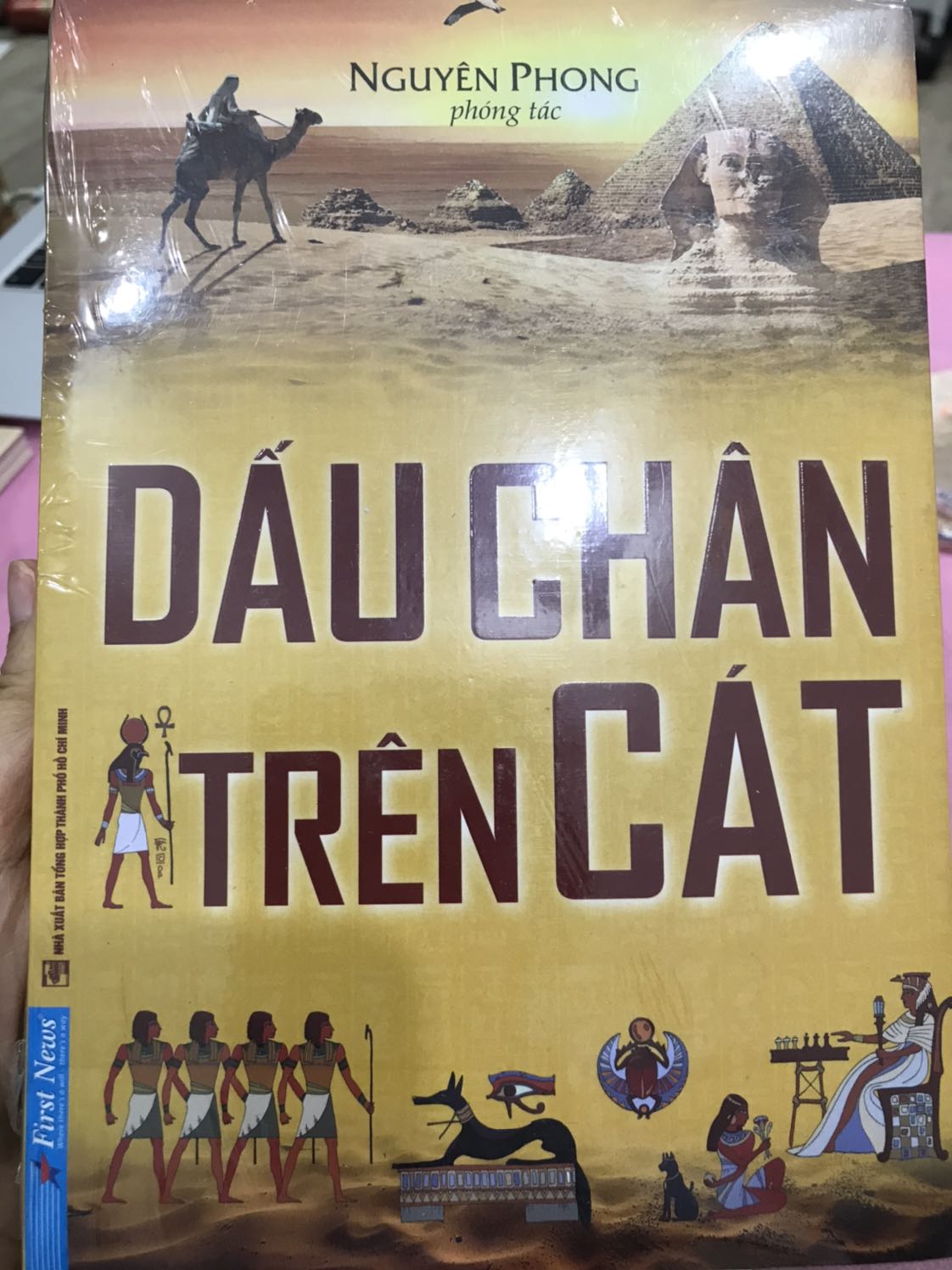 Đây là 1 trong những cuốn sách rất nên đọc của tác giả Nguyên Phong. Nội dung chính nói về 1 vị Pharaoh đã cố gắng thay đổi, sửa chữa cách thức trị vị của các vị vua trước bằng cách quay về bên trong, tự hiểu chính mình, không mê tín, lễ bái thần linh mà hướng về trí tuệ và tình yêu thương, chân thiện mỹ. Cách sống tốt đẹp hơn cho toàn dân, ngưng chiến tranh và nên dừng tranh quyền đoạt lợi. Ông đã sắp xếp để có người học những kiến thức hữu ích để dạy lại cho đời sau. Có 1 câu cuối rất hay " cũng như những vết chân trên cát chỉ tồn tại thoáng giây rồi phai mờ.." đời người những huyễn mộng, tỉnh giấc rồi những gì quan trọng hôm nay không thể mang theo dù là 1 sợi tóc.. những điều tuyệt vời trong một cuốn sách!!