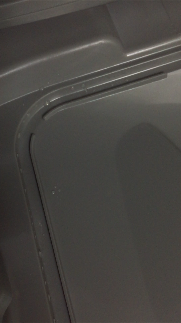 Có bác nào dính trường hợp như e ko??? Nhận thùng nguyên đai nguyên kiện nhưng mở máy ra thì ngoài cửa có vết bẩn dính két, bên trong khoang rửa thì dính cả nước. Máy mới tinh thì bên trong có nước đc ko ạ??? Phản ánh bên tiki trả lời là có nước là do thử máy trc mới giao đến cho khách hàng. Còn khách hàng nhận thì ko được thử. Đã ko đc thử thì chẳng có bên nào đc thử hết!! Máy có làm sao thì trả lại bên nhà sản xuất Electrolux chứ sao phải thử. Chờ 2 ngày ko phản hồi m gọi điện lại bảo chờ tiếp 2 ngày nữa để làm việc với bên bán. TÓM LẠI CÓ BÁC NÀO MUA MÁY MÀ ĐC NGTA THỬ MÁY TRC HỘ MÌNH CHƯA Ạ???