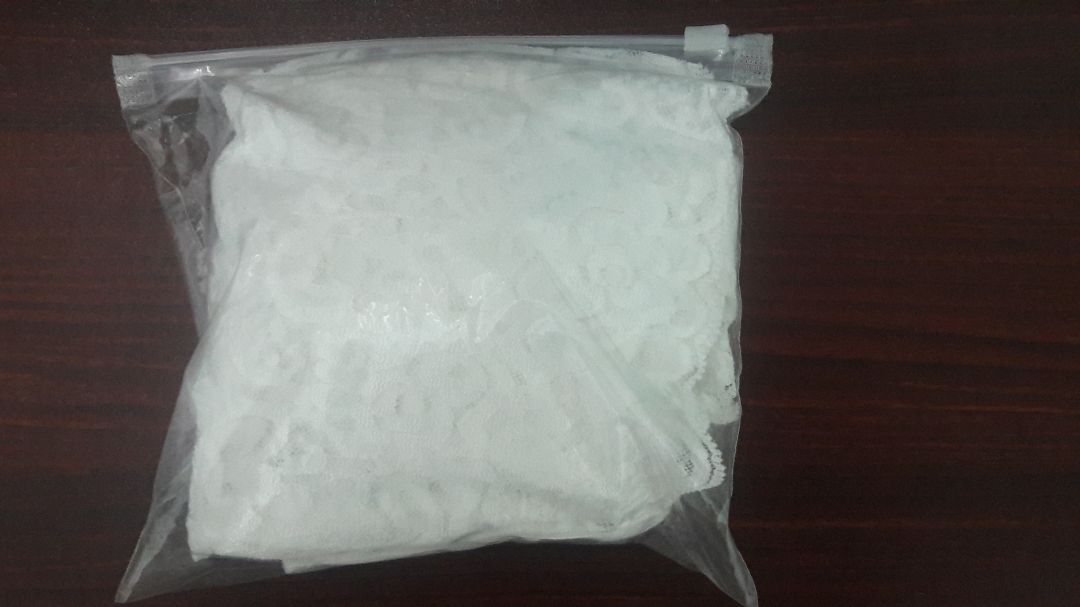 + Ưu điểm: chất vải rất tốt, co dãn và bền, mút ôm sát ngực khá chắc chắn.
+ Nhược điểm: Shop ghi size không rõ ràng, mình nghĩ shop nên ghi rõ cả chiều cao hoặc vòng ngực nữa để khách hàng nắm rõ. Shop ghi 40-55kg mình 54 kg 1m67 cứ nghĩ là sẽ rộng được tí cho thoải mái nhưng mình mặc ôm sát luôn :3 Ôm cũng tốt nhưng mặc cả buổi thì không thoải mái lắm ? Tóm lại mình nghĩ dưới 50kg là phù hợp, chị em cân nhắc nhé ?