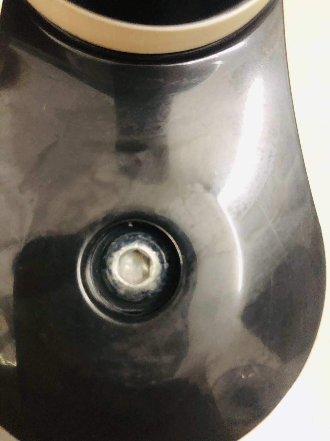 Một vài ốc vít có lẽ để lâu nên hơi han chút nhưng không vấn đề gì. Nói chung OK, ưng cái bụng Một vài ốc vít có lẽ để lâu nên hơi han chút nhưng không vấn đề gì. Nói chung OK, ưng cái bụng