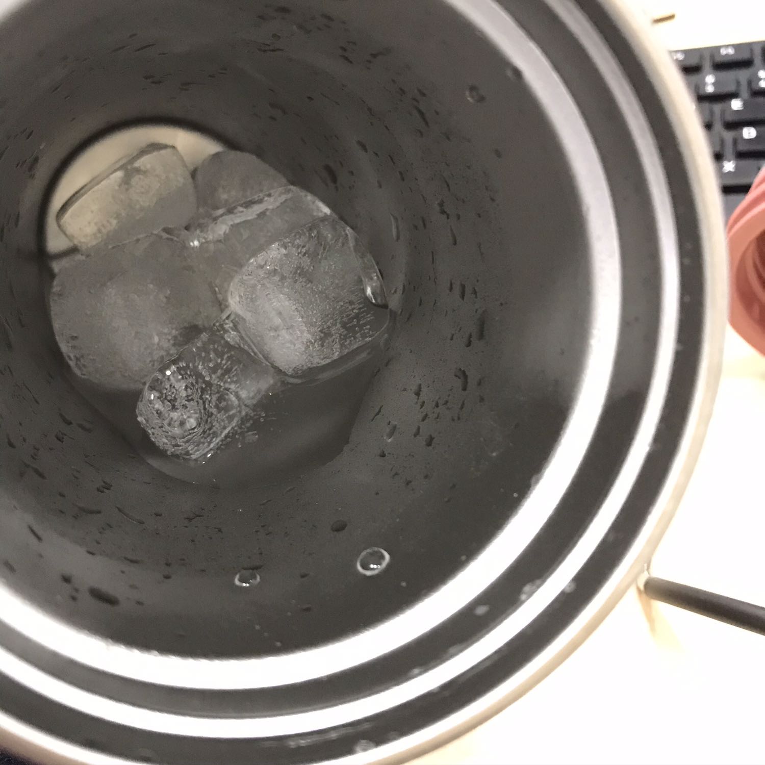 Đựng nước nóng thì 6 tiếng đã nguội thành nc ấm vừa đủ uống rồi. Miệng cốc sẽ rất nóng nên thoát nhiệt nhanh.
Đựng đá thì giữ lạnh 8 tiếng chỉ tan khoảng 10-20%.
Miệng cốc sẽ ko kín như bình nước được, nếu dốc ngược bình hoặc để nằm ngang thì nước sẽ rò ra tại phần xoay cốc một chút (nước nóng thì thành giọt nhỏ, nước đá thì thoát mồ hôi li ti).
Mình nghĩ đây là thiết kế hợp lý ở nơi làm việc. Nếu ra ngoài thì vẫn nên có túi đựng cốc.
Giao hàng nhanh (freeship và giao trong nửa ngày). Cốc nguyên vẹn và ko xước.