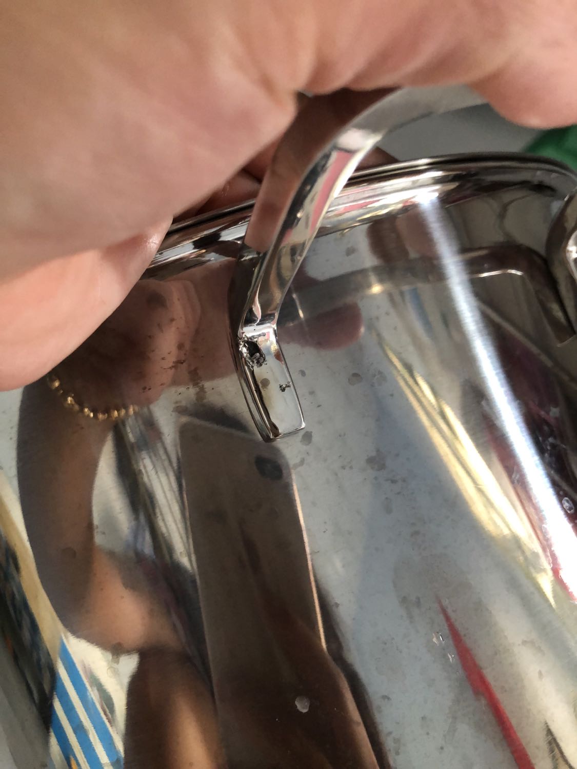 Mới nấu lần đầu mà đã bị ố hết. Mặc dù tiki nói là nồi inox 304 mà nấu còn ố hơn cái nồi inox 430 mua ở ***. Lúc nhận hàng ko để ý cái quai cầm dưới bị lỗi cả 2 bên. Mong tiki liên hệ bảo hành sp cho mình