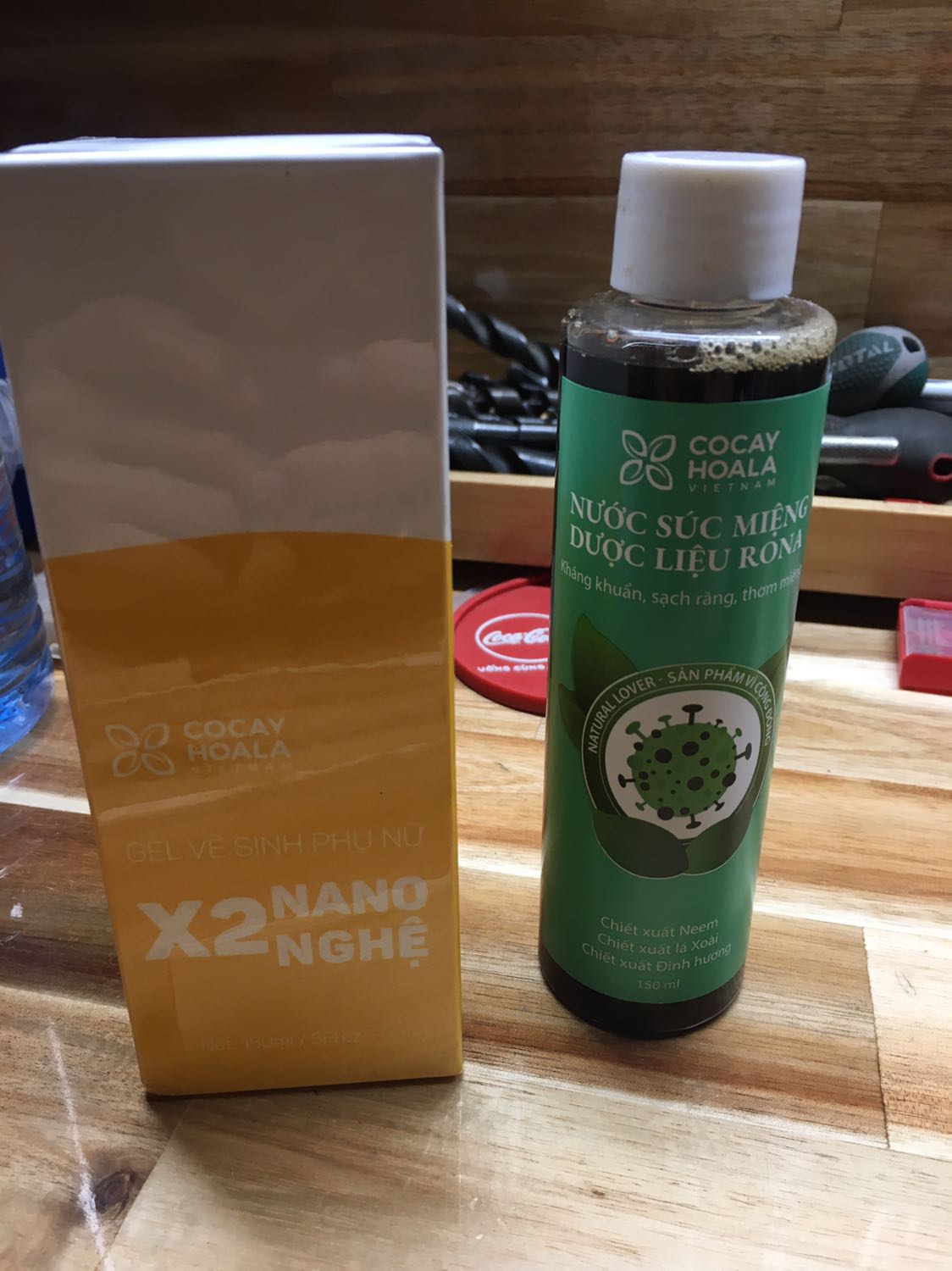 Sản phẩm đóng gói rất kỹ. Giao hàng nhanh. Trên thân sản phẩm có đầy đủ thành phần, HSD và cách dùng rõ ràng.
Thích nhất chai nước rửa vệ sinh phụ nữ. Cực đỉnh, dùng xong lạnh lạnh mát mát, thoáng mát cả ngày, không hôi hay ngứa gì hết luôn. Đặc biệt mấy bạn có gia đình là nên xài nhé! Thật sự hơn cả mong đợi.
Cám ơn shop nhiều lắm lun