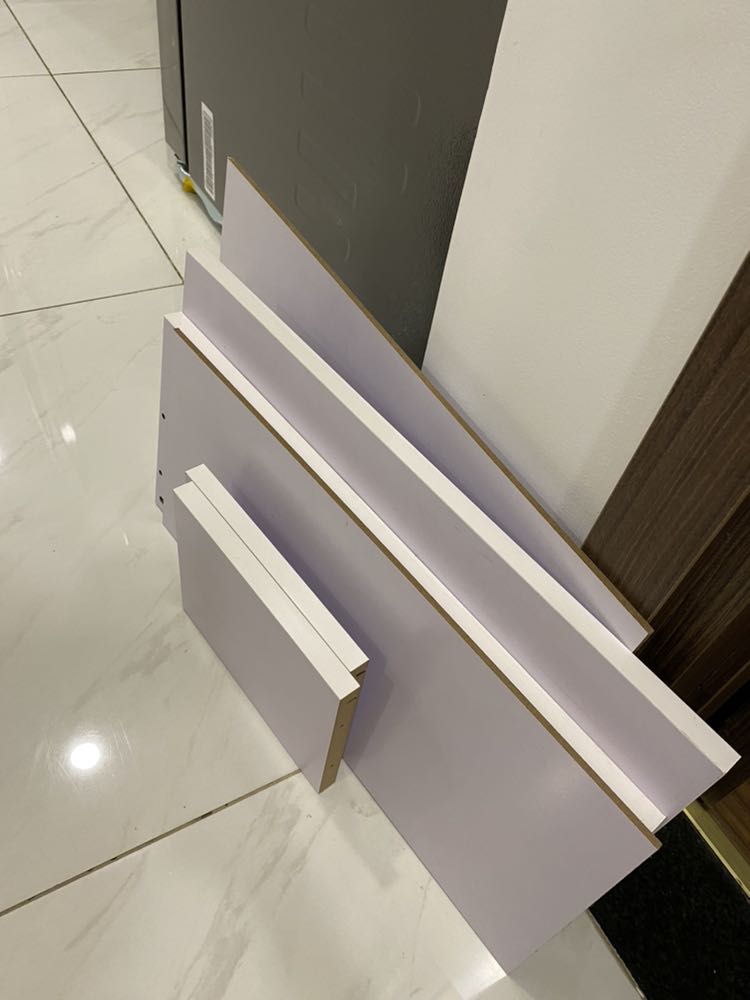 Shop giao hàng nhanh, đóng gói cẩn thận nhưng vách ngăn khi gắn vào thì bị lệch mình ko thể chèn miếng ván vào dc. Và ngăn tủ thì bị thiếu mất 1 thanh gỗ, nên chưa thể lắp ngăn tủ vào dc
