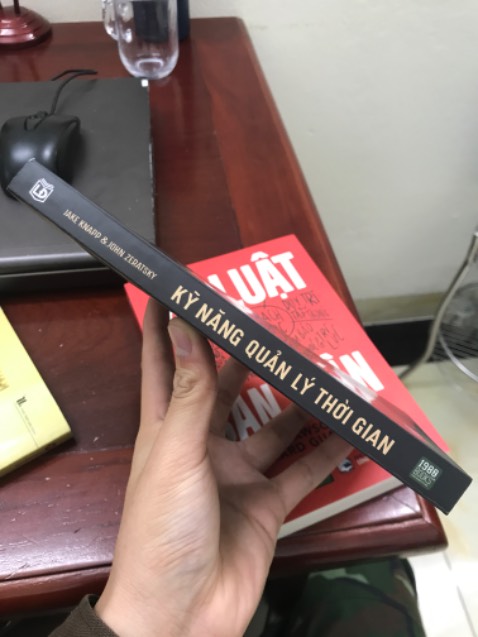 Gáy sách và đầu sách bị dập và bị nhàu lần đầu thất vọng tnay. 😮‍💨