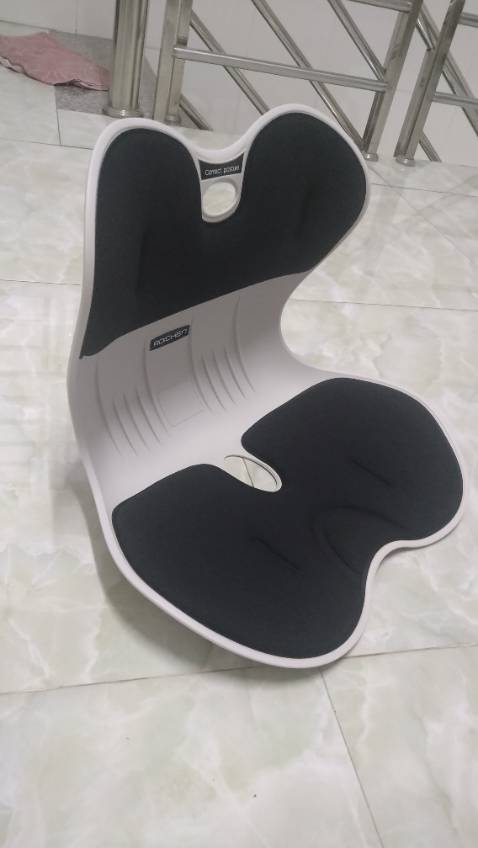 Ngoài việc có một vết trầy nhẹ giống như hàng đã qua sử dụng ra thì các vấn đề còn lại tốt. Mình bị thoái hóa cột sống lưng nhẹ, mua về ngồi thử 2 tháng kết hợp điều trị thì thấy cải thiện tình trạng đau đầu, đau lưng rất tốt. Ghế tiện lợi ở việc linh động, dễ mang theo.