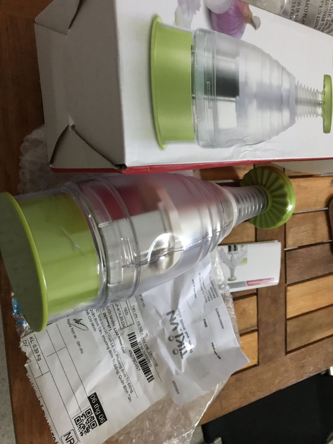 Shop ơi, hàng giao mình bị nứt 1 đường chỗ gần mép máy à, shop hỗ trợ đổi giúp mình nhé?