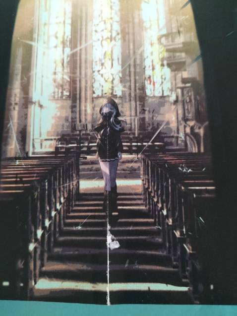 Keo ở bìa mặt trước có vấn đề, dính vào cả poster gập. Gỡ ra thì xước luôn một vết ở giữa.