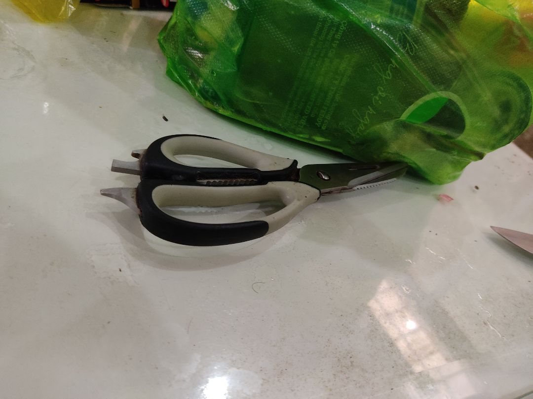 Kéo nhìn chắc chắn, rất sắc bén, chất lượng vượt trội so với giá.