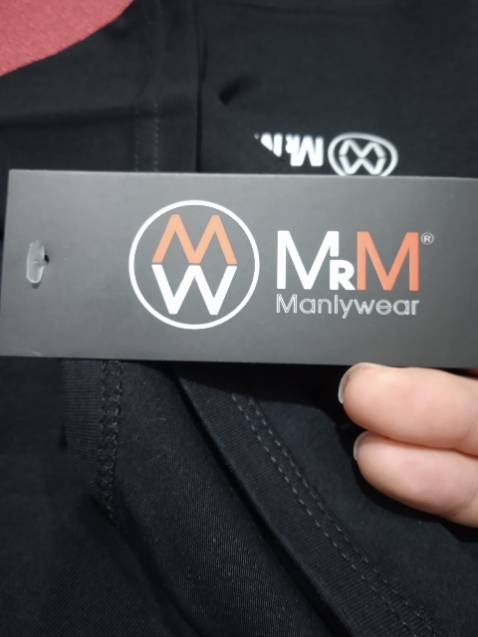 Nhận hàng quá bất ngờ, hộp nhìn rất cưng. đóng gói đẹp cẩn thận từ shop. ÁO cotton mềm mịn mát, hàng việt thương hiệu của việt. 
Hàng giao nhanh, đúng size M mình chọn, mặc hơi bó chút nhưng khá thoải mái do chất vải co giãn cũng tốt, đã từng mua tất của shop, hàng rất okia nên quay qua lựa thêm áo.
Hàng chất lượng giá tương đương. 5 sao nhé shop.