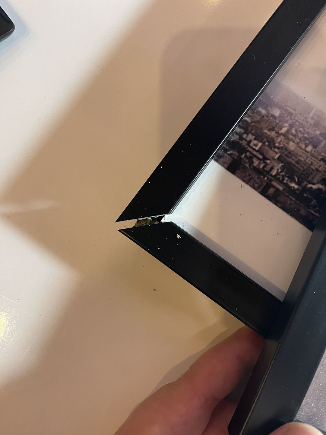 Chất lượng sản phẩm kém ( kính vỡ, góc tranh cũng thế )