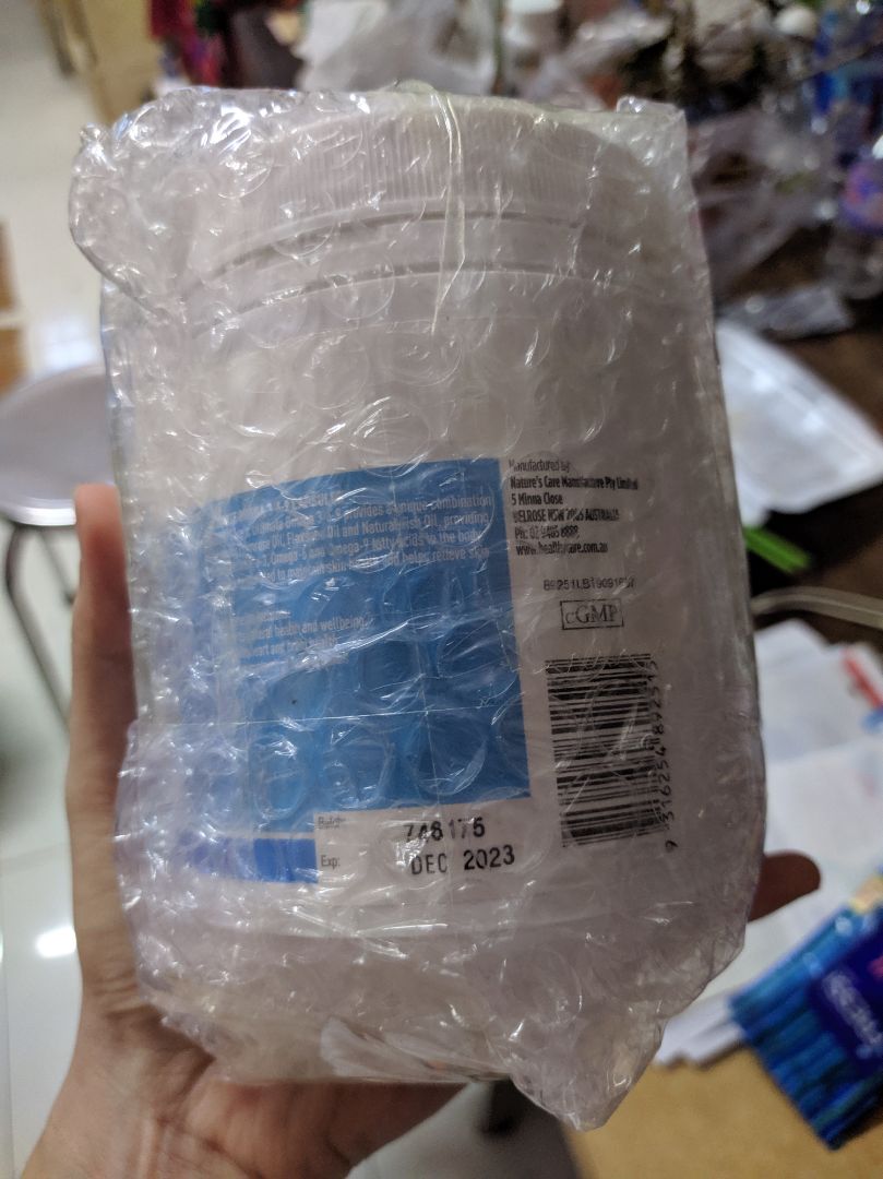 sản phẩm giá tốt. date xa. mua cho cả nhà uống bổ sung omega 3,6,9. đã mua lại lần thứ hai. nhà mình vẫn tin dùng dầu cá healthy care của Úc lâu nay. nếu có gì đổi khác so với mẫu cũ ngoài bao bì thì là odour (kiểu mùi khó chịu á quý dị). mẫu cũ uống rất tanh mùi dầu cá, mẫu mới này gần như odorless (k mùi). Bảng thành phần hãng đưa ra k có gì thay đổi