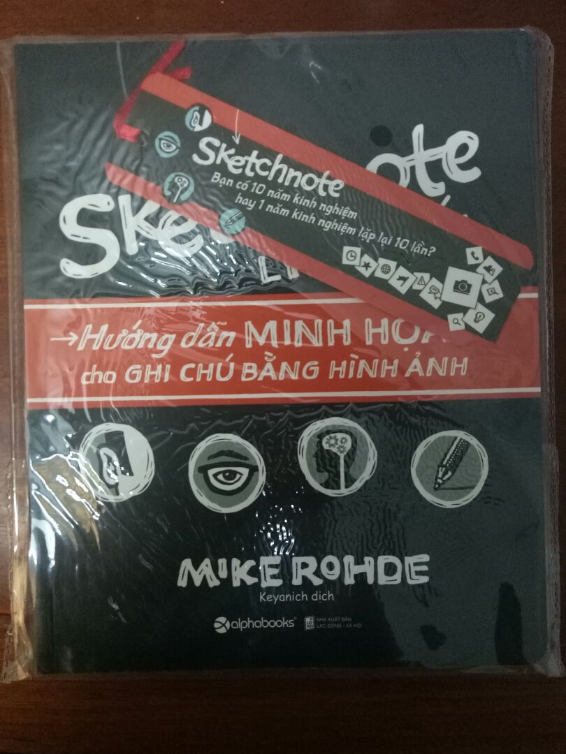 Tiki giao hàng rất nhanh, sách mới, được bao nilon cẩn thận, không có dấu hiệu rách hay nhăn gì. Trên thùng còn có mấy miếng giấy chống sốc với tránh khi rạch thùng chạm phải sách nữa. 

Về nội dung thì mình cực kỳ hài lòng với quyển sách này, hướng dẫn rất dễ hiểu, có mấy ví dụ cụ thể, nếu bạn nào không đi theo từng bước như ngta hướng dẫn một mình được thì có thể vẽ lại mấy cái trang hình sketchnote của người ta. Vẽ chừng 5 - 6 lần là nhận ra phần nào cách họ tư duy ngay. 

Mặc dù hơi mắc chút, nhưng mà đáng tiền.