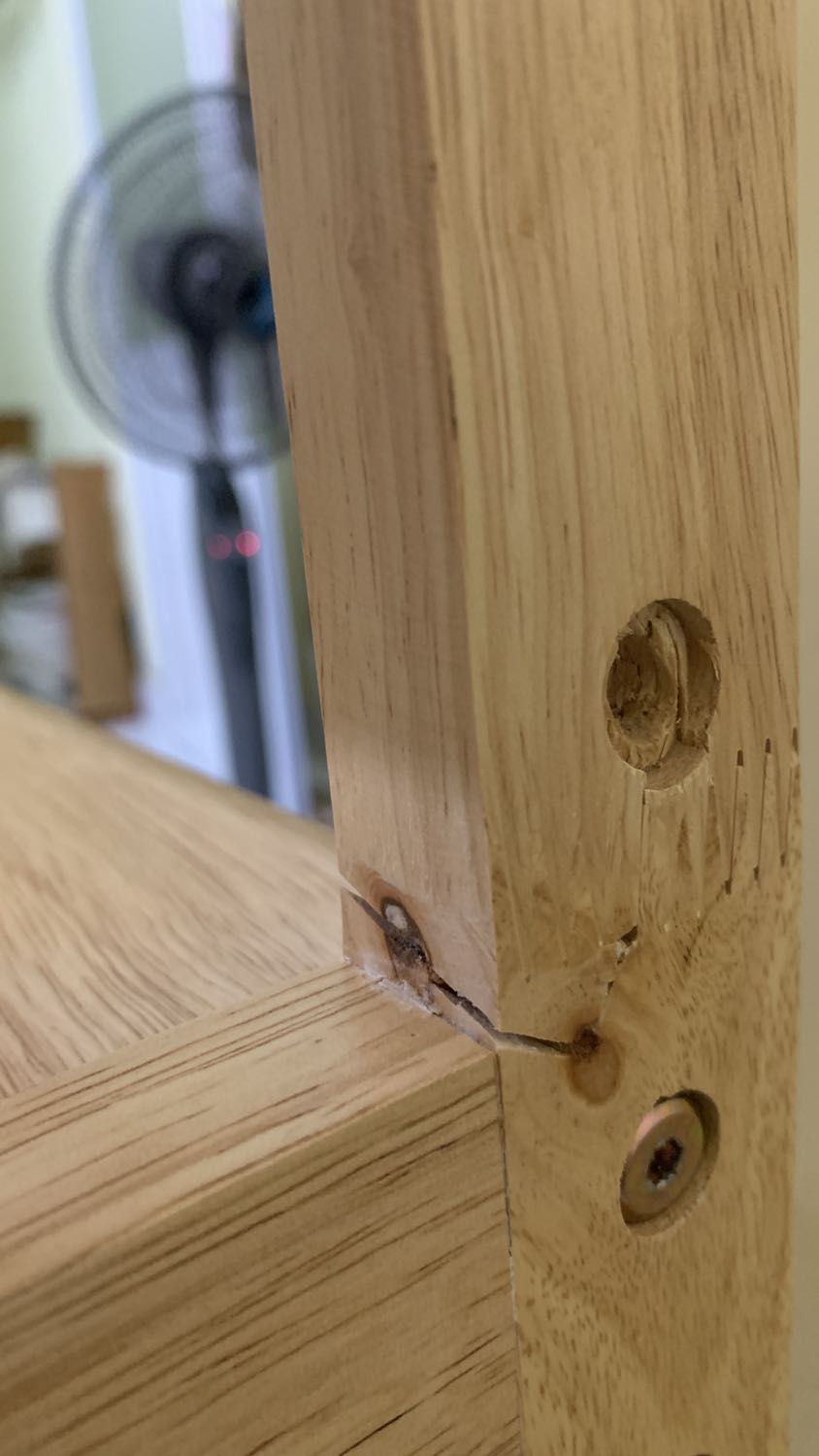 Kệ có vài chỗ nứt trên phần thân đứng. Các mối nối giữa các thanh gỗ chưa đc mài nhẵn, ko dính chắc với nhau. Ghép xong thì kệ hơi bị bập bênh.