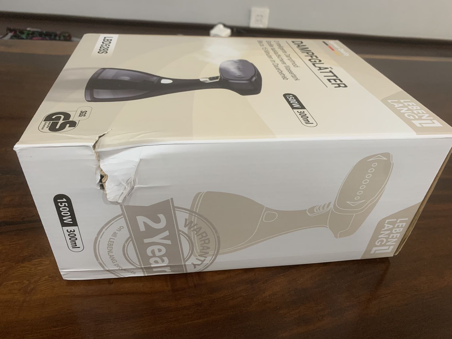 Hàng giao đúng thời gian, tuy nhiên hộp bị thủng! Máy xài tốt, tiện lợi, là phẳng áo quần, có phiếu bảo hành đầy đủ! Nên dùng ngựa ủi để ủi hiệu quả hơn!