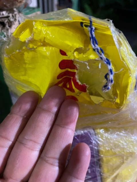 Không biết hàng lưu kho ở đâu.
Là shop giao hàng dỏm/ đểu/ cũ hay lưu kho của đơn vị vận chuyển mà hôm nay nhận được bao cám mèo đã bị chuột cắn và ăn.
Đặt từ 28/8 mà nay mới nhận được ah Tiki.
Uh thì cho là dịch dã nên không phát được. 
Nhưng hàng chuột ăn thế này thì từ Tiki hay từ shop bán? Không biết hàng lưu kho ở đâu.
Là shop giao hàng dỏm/ đểu/ cũ hay lưu kho của đơn vị vận chuyển mà hôm nay nhận được bao cám mèo đã bị chuột cắn và ăn.
Đặt từ 28/8 mà nay mới nhận được ah Tiki.
Uh thì cho là dịch dã nên không phát được. 
Nhưng hàng chuột ăn thế này thì từ Tiki hay từ shop bán?