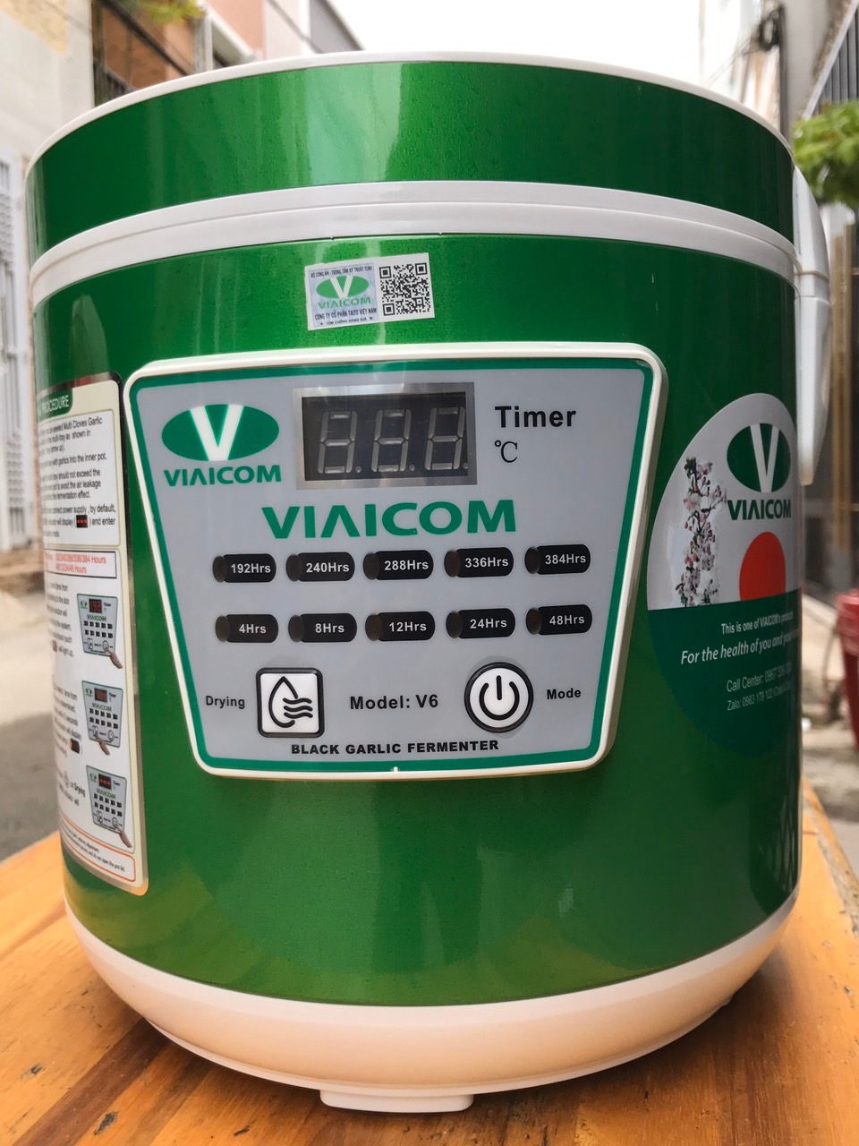 Thấy bạn bè giới thiệu quá trời nên mua thử xem thế nào, thấy giá nó rẻ hơn nhiều hãng mà nhiều tính năng. Nhận hàng được mấy ngày rồi, thấy màu nó sang chảnh hơn trong hình nữa. Đang làm rồi, máy chạy ổn. Tạm kết luận: sản phẩm đúng như mô tả, màu sắc, tính năng OK, linh phụ kiện giấy tờ bảo hành đầy đủ, có tem chống hàng giả nên yên tâm luôn. 
Chất lượng tỏi đen chờ xong mẻ đánh giá tiếp.