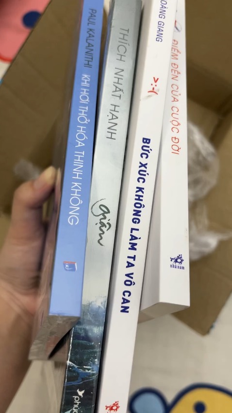 • Rất thích Tiki ở chỗ giá rẻ và giao hàng nhanh. Mình đặt hàng vào 11h đêm hôm trước, trưa hôm sau Tiki giao rồi.
• Tuy nhiên đóng gói vẫn còn khá sơ sài, cuốn có bọc nylon bên ngoài, cuốn không.
• Còn về nội dung mình chưa đọc nên chưa đánh giá được.